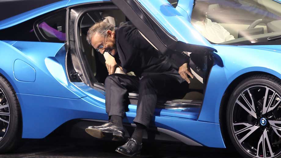 hier-quaelt-sich-der-bmw-chef-aus-dem-neuen-i8.jpg