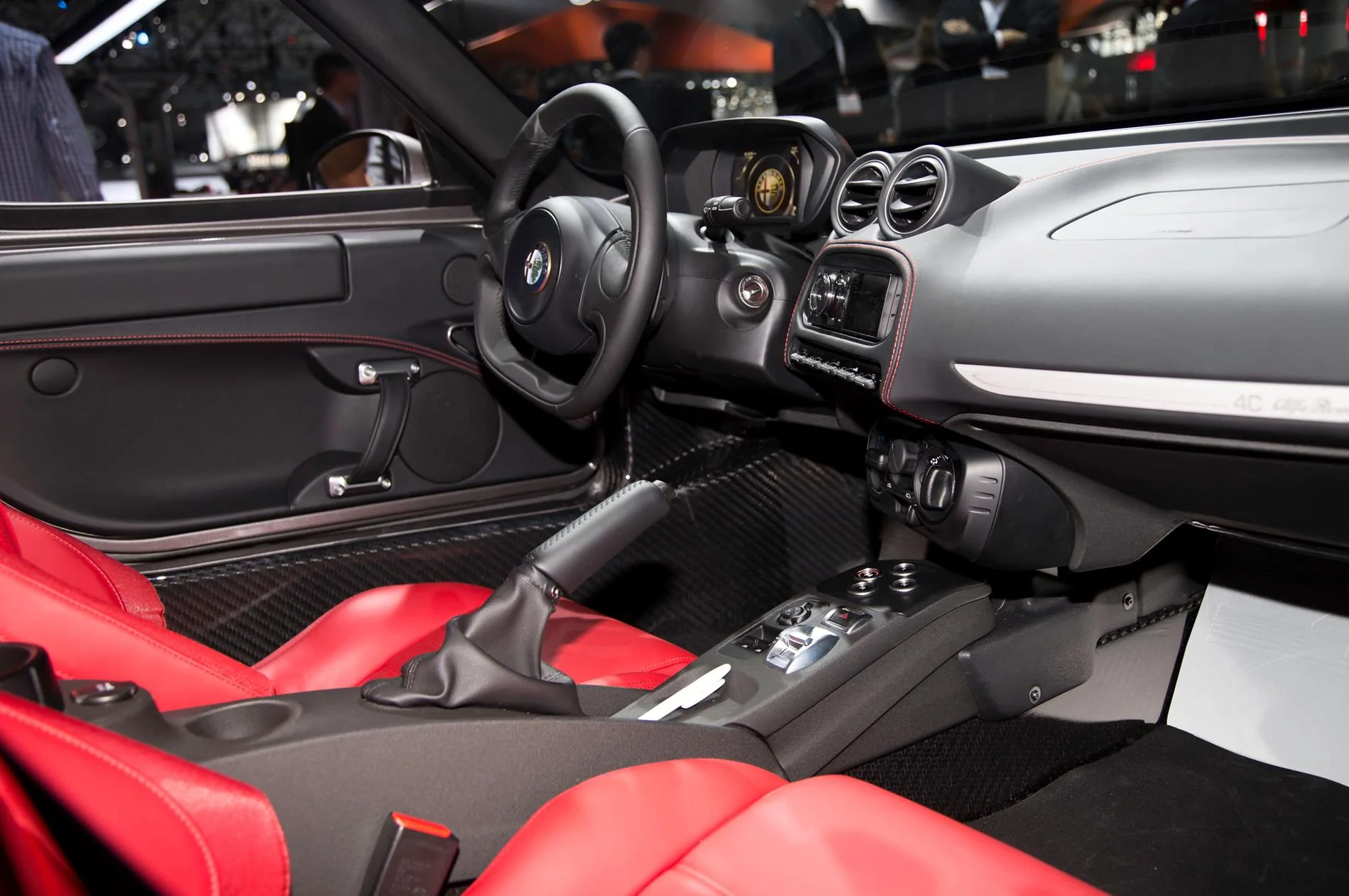 2015-alfa-romeo-4c-launch-edition-interior-03.webp