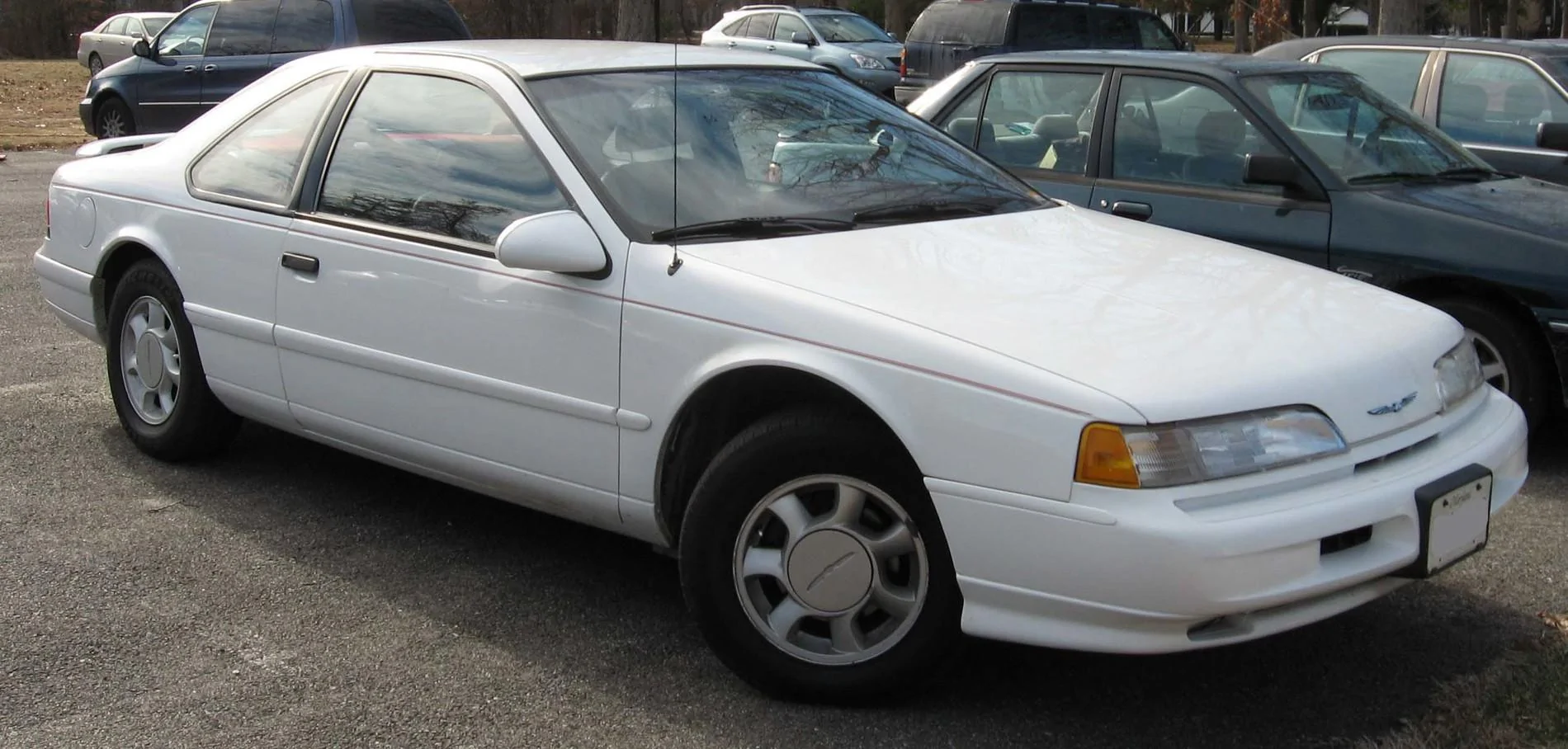 1989-1995_Ford_Thunderbird.webp