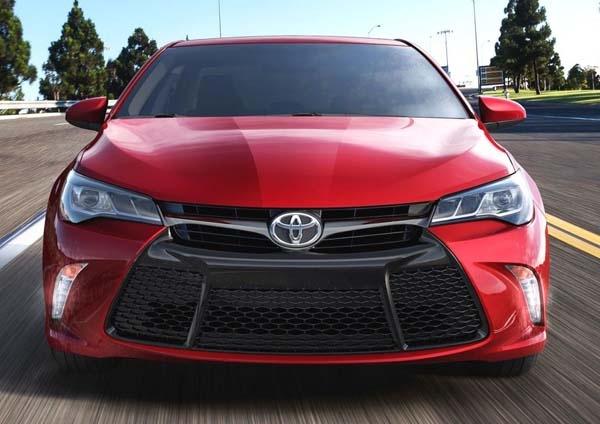 2015-toyota-camry-xse-head-on-action1-600-001.jpg