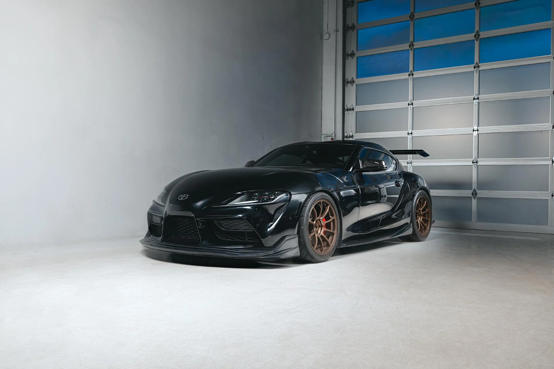 bulletproo_surpa_gr_varis_wing_highlight_1920px (17).webp