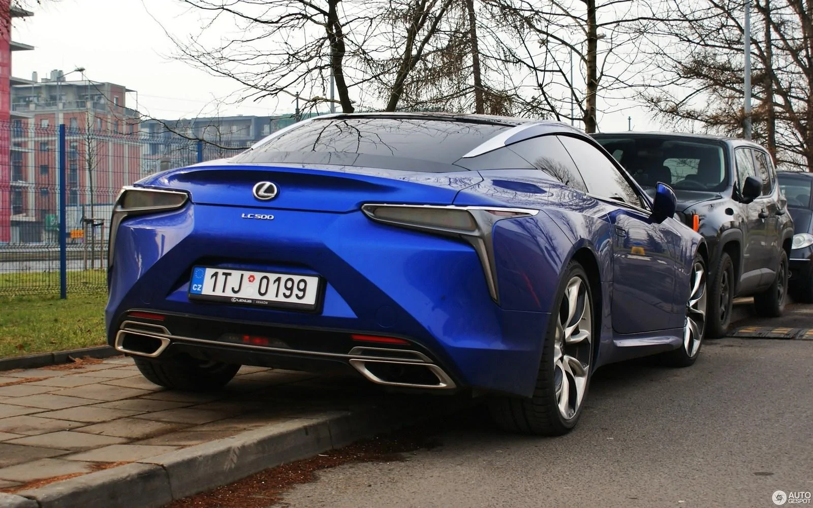 2880-1800-crop-lexus-lc-500-structural-blue-edition-c539003022018152320_1.webp