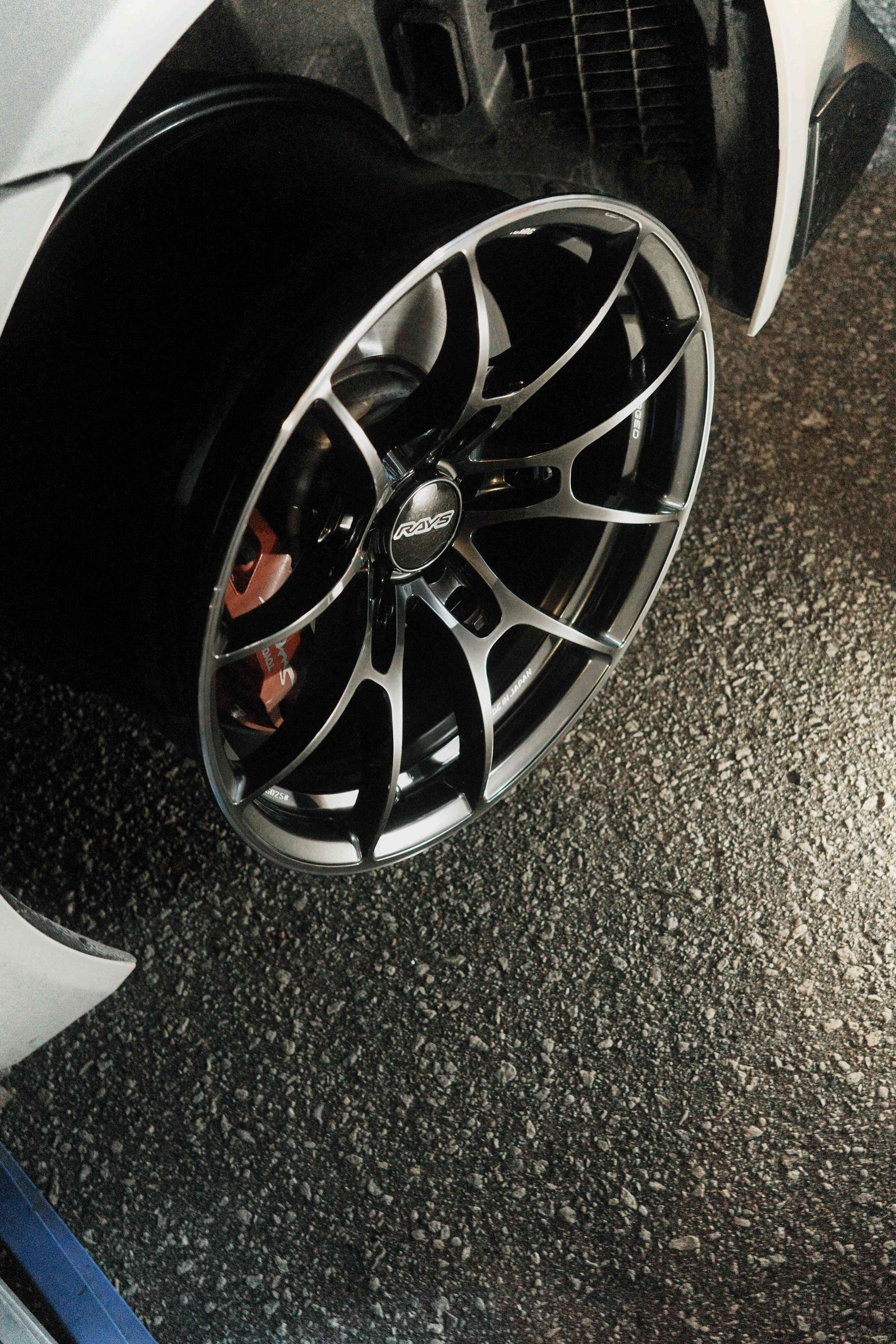 New Volk Racing G025 in Shining Black with Metal Edge 18x10 +35