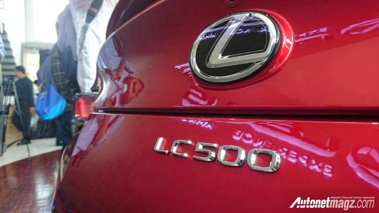 Lexus badge.webp