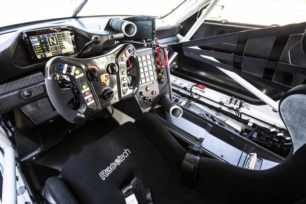 2018-porsche-911-gt3-r-race-car_100651687_l.webp
