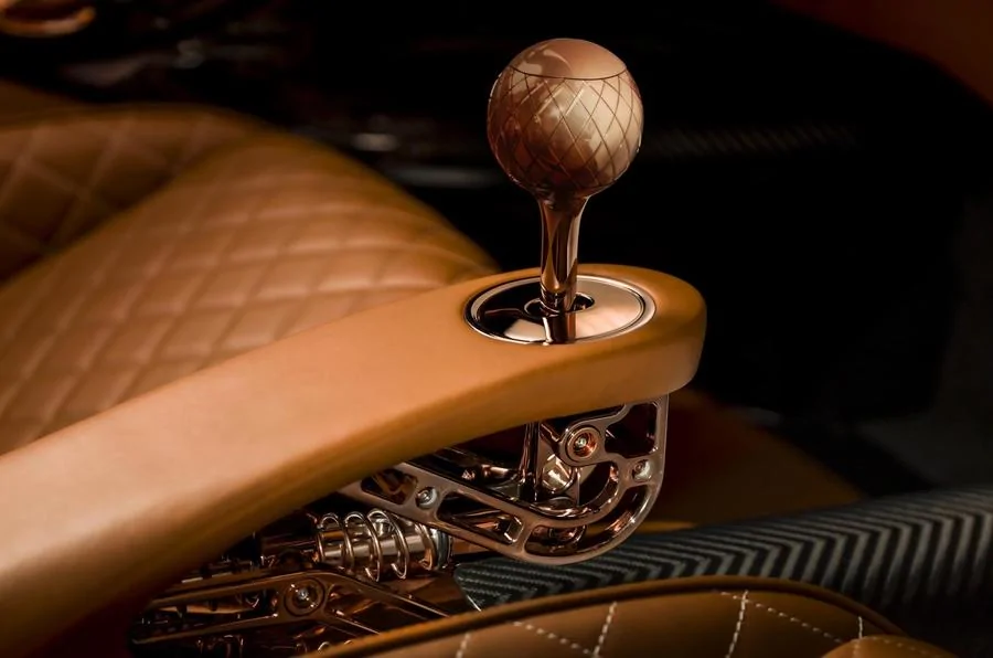 de-tomaso-p72-interior-manual-shifter.webp