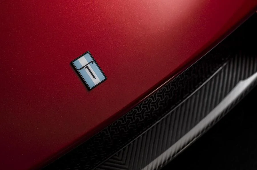 de-tomaso-p72-badge.webp
