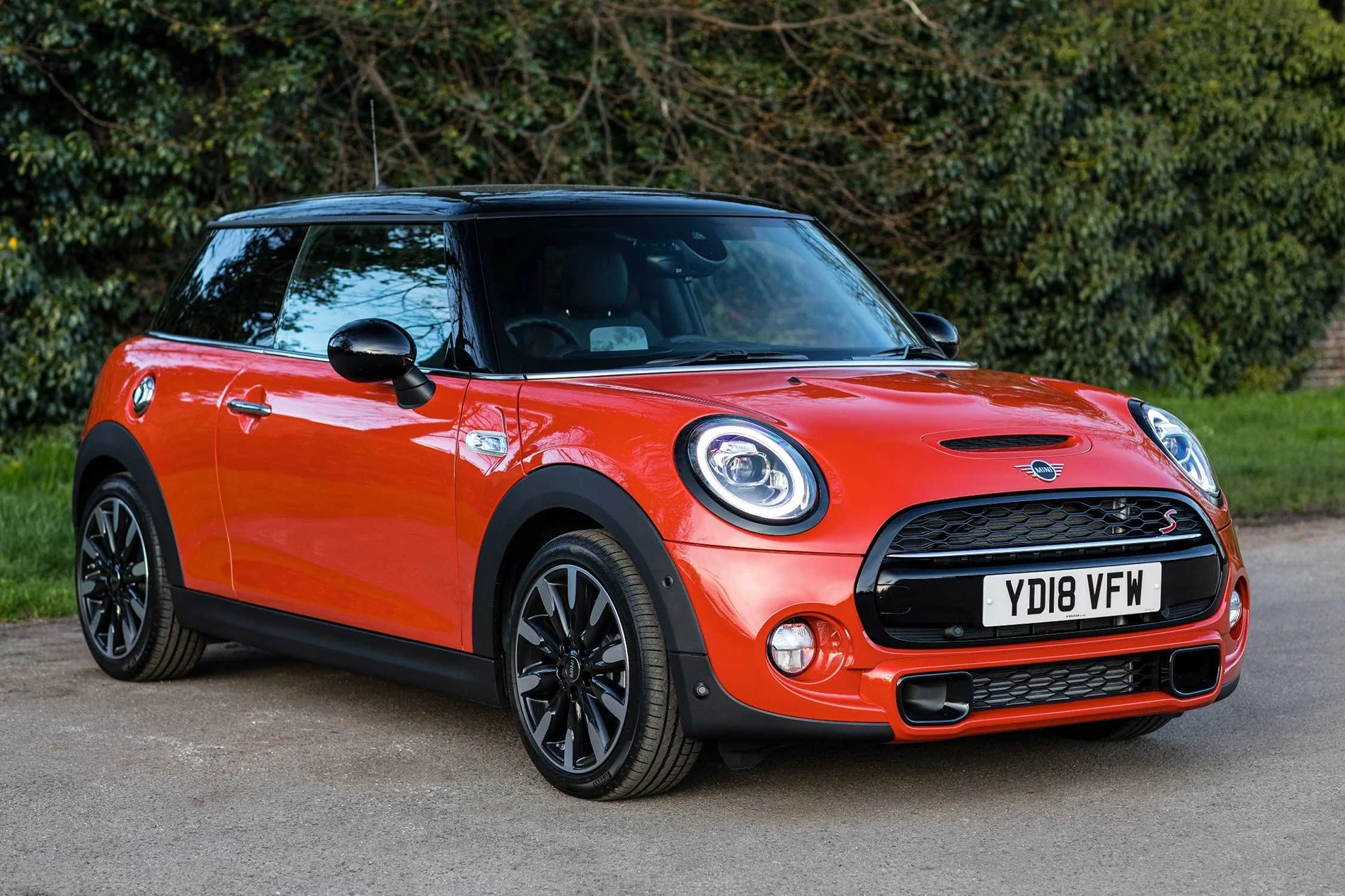 P90302759-mini-3-door-hatch-in-solaris-orange-side-view-2250px.webp