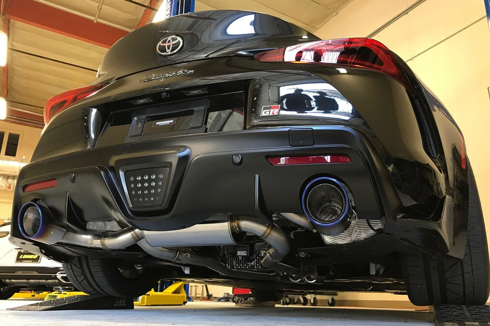 apexi.a90.exhaust2_2000x.webp
