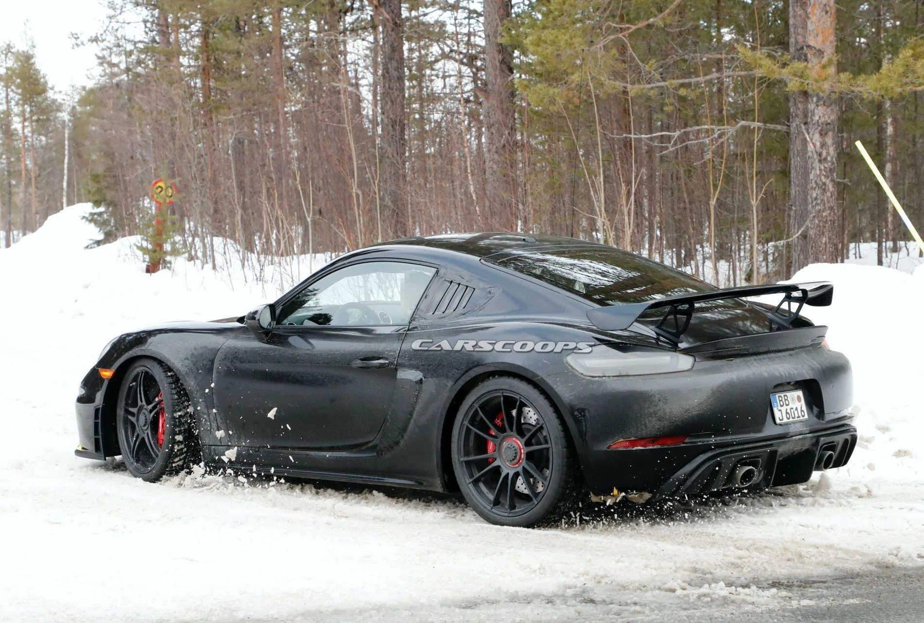 Porsche-718-Cayman-GT4-RS-spy-shots-20.webp