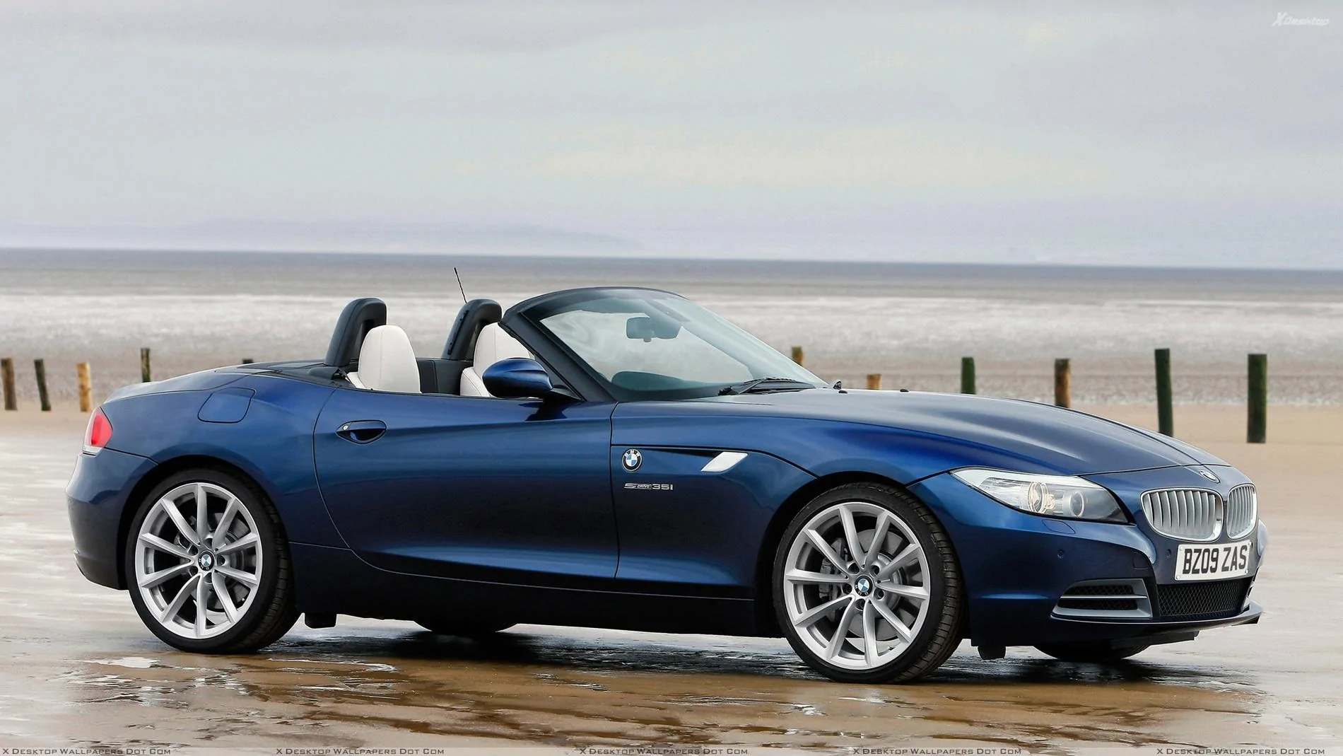 Side%20Pose%20Of%202009%20BMW%20Z4%20In%20Blue.webp