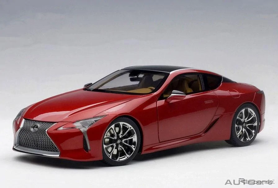 17-05-18-lexus-lc-diecast-model-3.webp