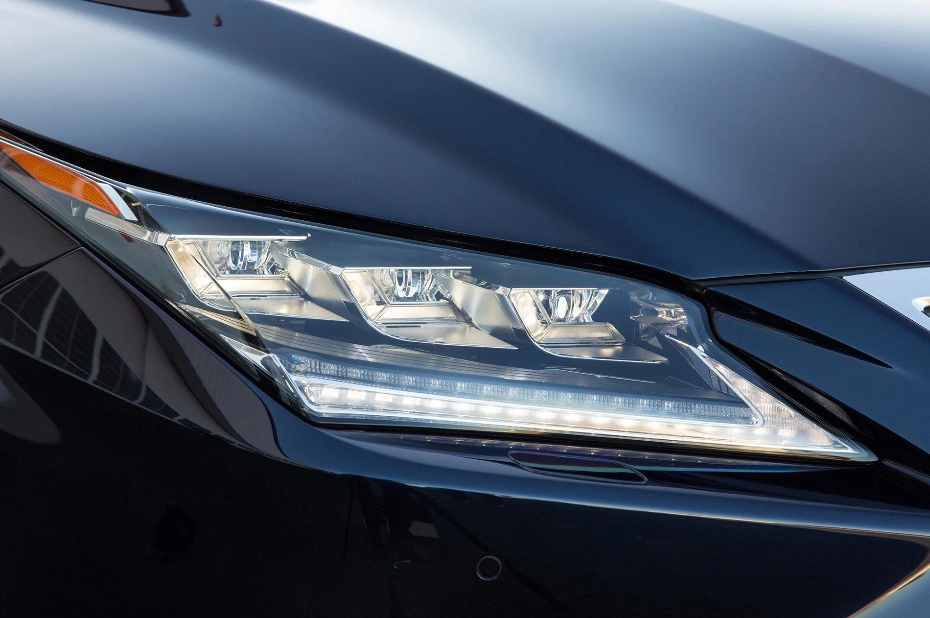2016-lexus-rx-450h-headlight1.webp