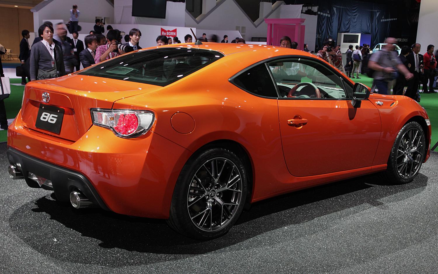 Toyota-86-rear-three-quarter-view-at-Tokyo-show.jpg