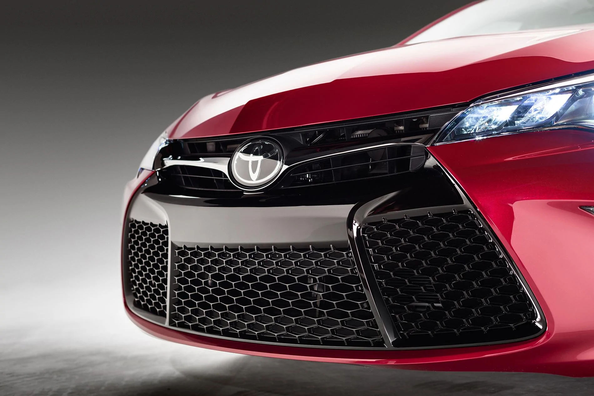 2017-Toyota-Camry-grille-02.webp