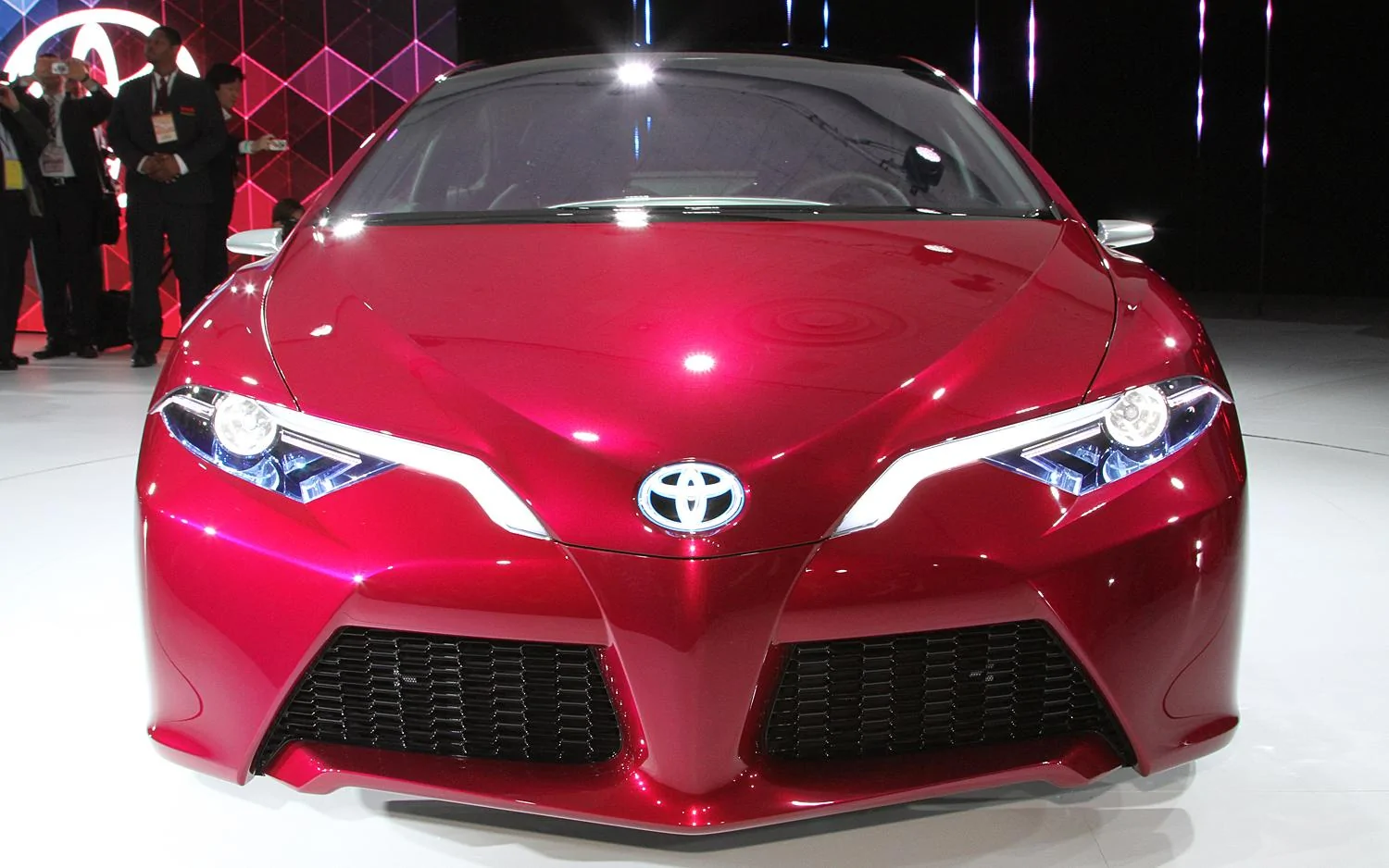 Toyota-NS4-Plug-In-Hybrid-front-end.JPG1.webp