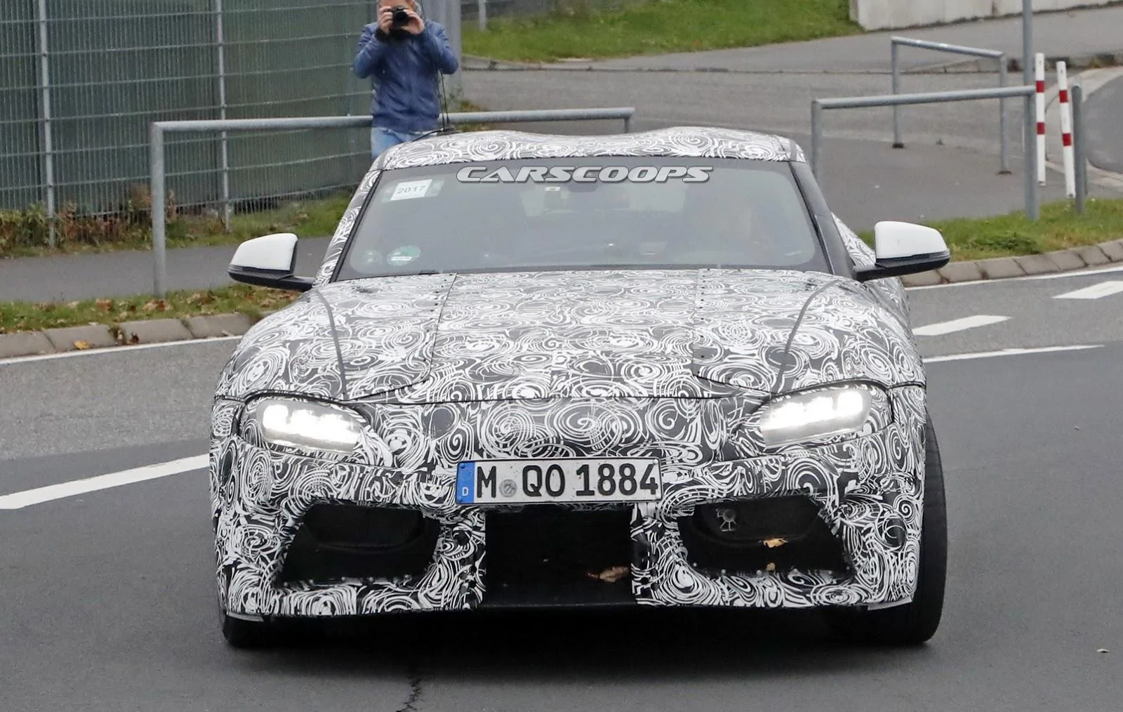 toyota-supra-real-lights-spy-2.webp