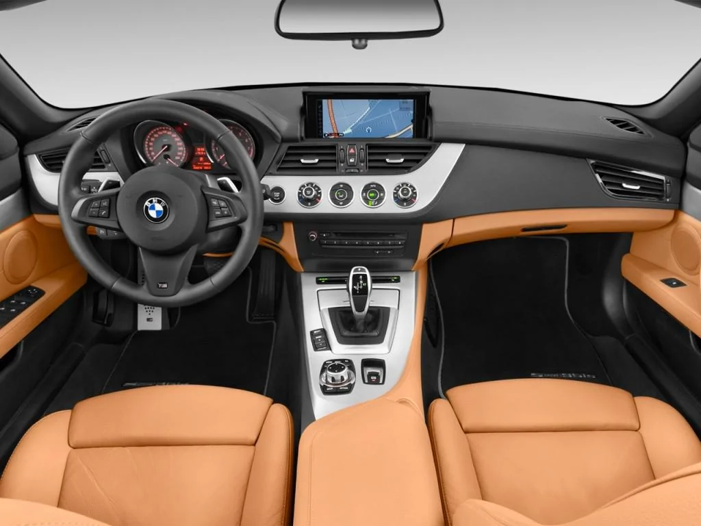 2016-bmw-z4-2-door-roadster-sdrive35is-dashboard_100544594_l.webp