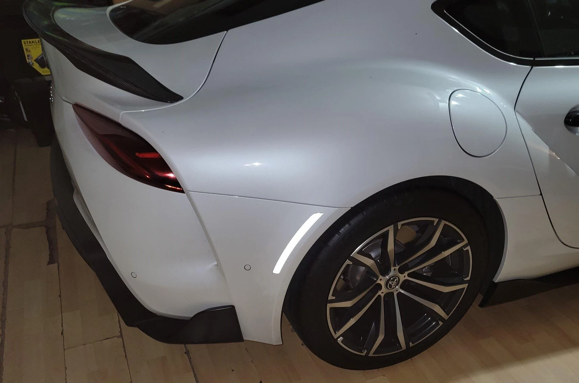 3m scotchlite reflective series 680 black - reflective white rear.jpg