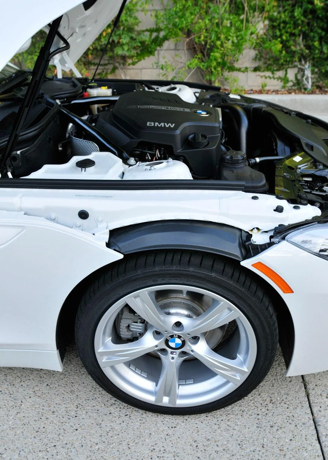 2012-BMW-Z4-sDrive28i-hood-up.webp