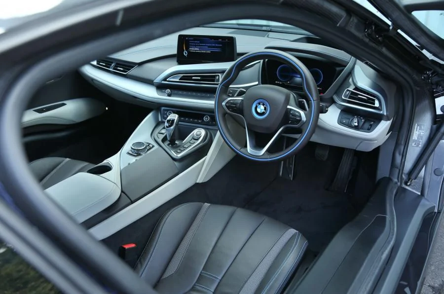 bmw-i8-uk-road-test-2014-047.webp