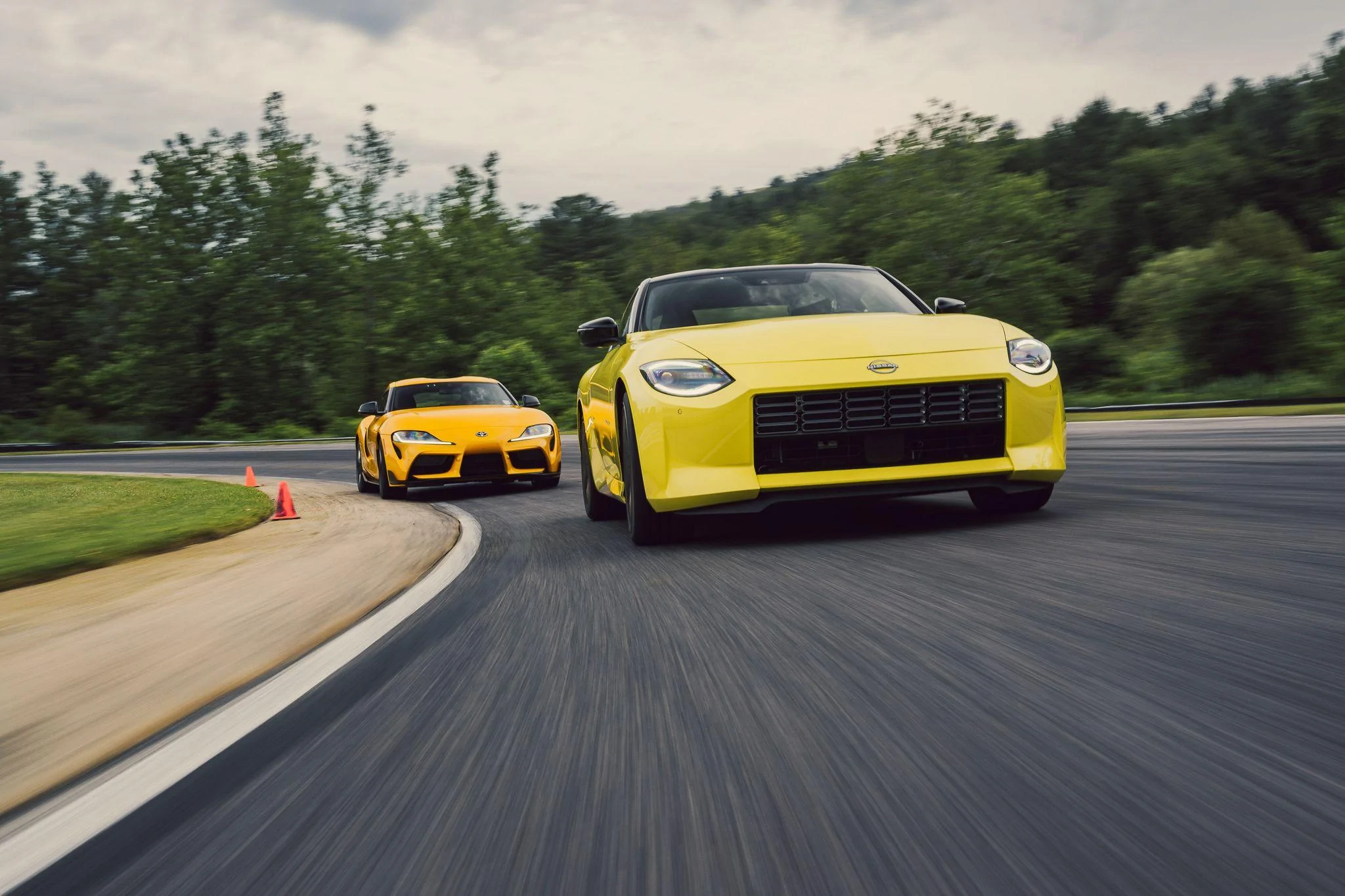 2023-nissan-z-vs-2022-toyota-supra-04-1661368955.webp